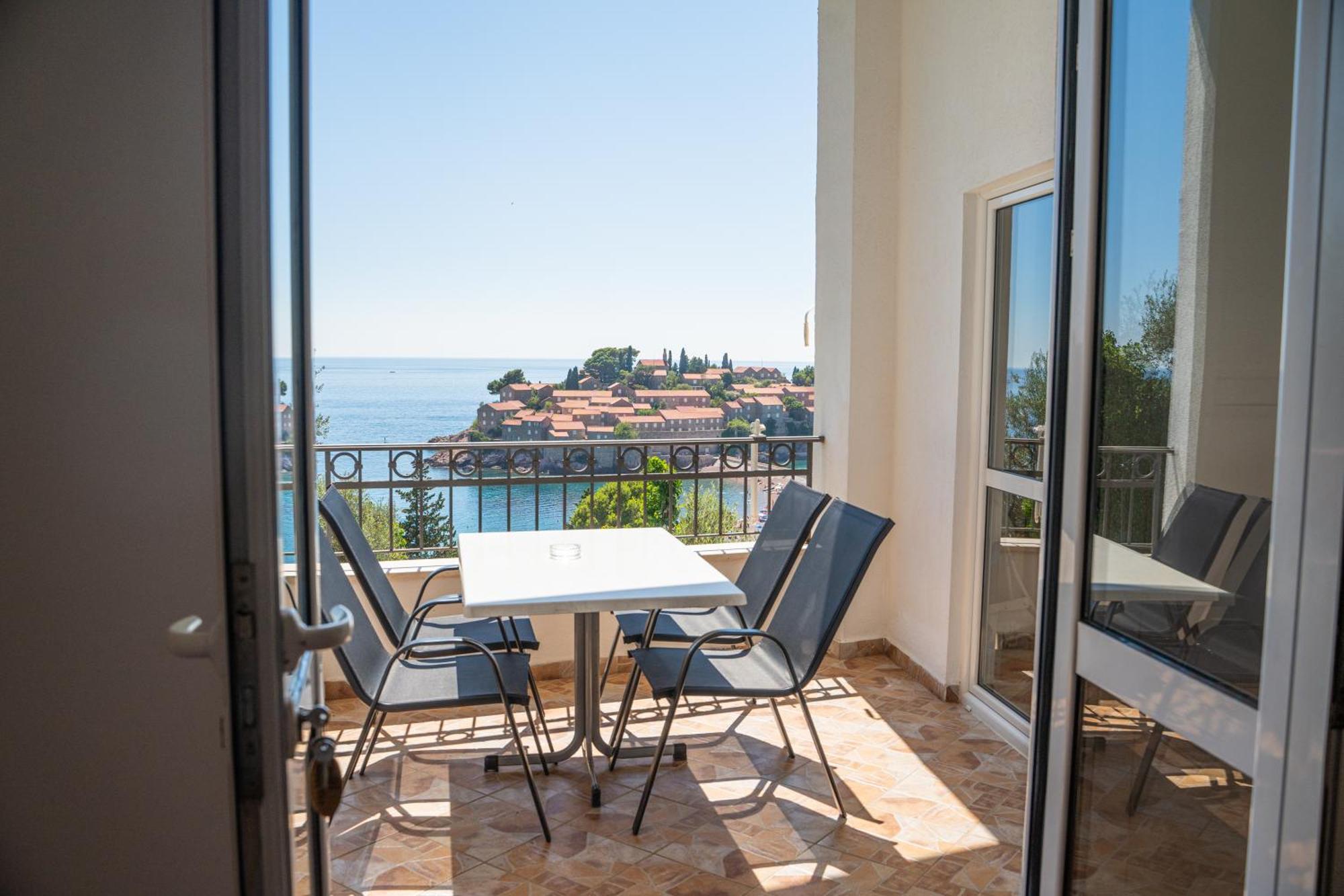 Apartment Milan Sveti Stefan